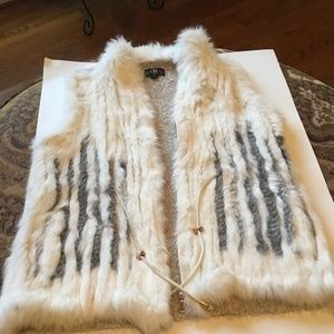MK Metric Knits Fur Winter Vest - Medium White Cream Gray Accents Sleeveless.